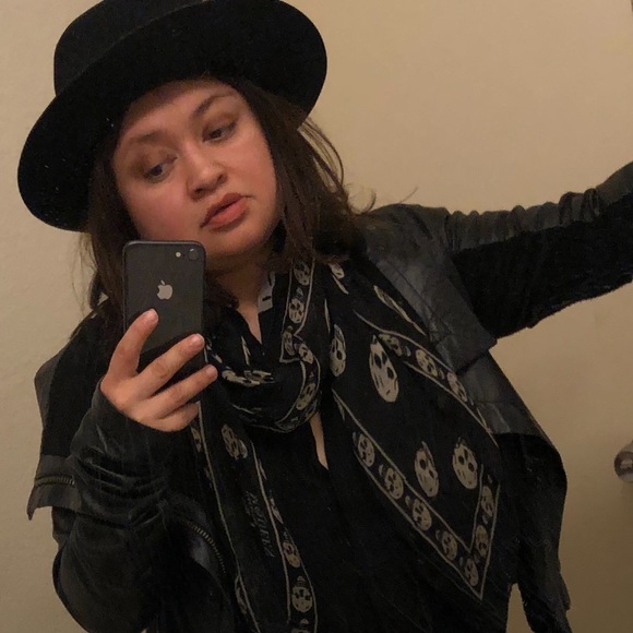 Meet your Posher, Stephanie - Picture 2 of 2